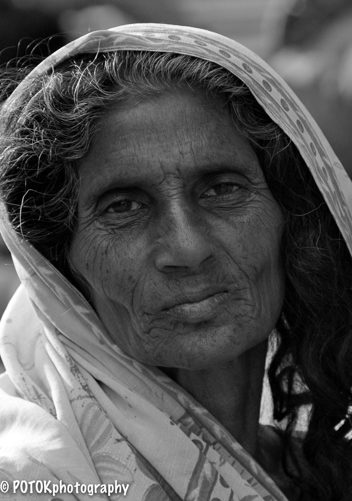Varanasi-woman-pilgrim-0780.JPG